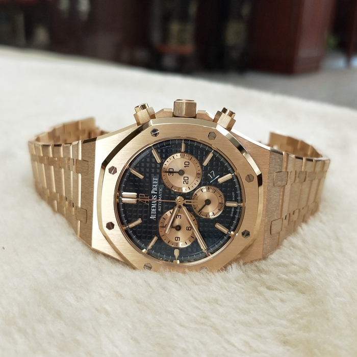 Audermars Piguet 爱彼 皇家橡树系列，26331OR.OO.1220OR.01。18K玫瑰金表壳，41毫米表径，蓝色表盘镌刻“Grande Tapisserie”大型格纹装饰，搭配玫瑰金色副表盘，玫瑰金材质荧光立体时标和皇家橡树指针。18K玫瑰金表带搭配AP字样折叠表扣。Calibre 2385计时自动上链机械机芯，动力储备40小时。专柜17年新款。 未使用品全套附件齐全。