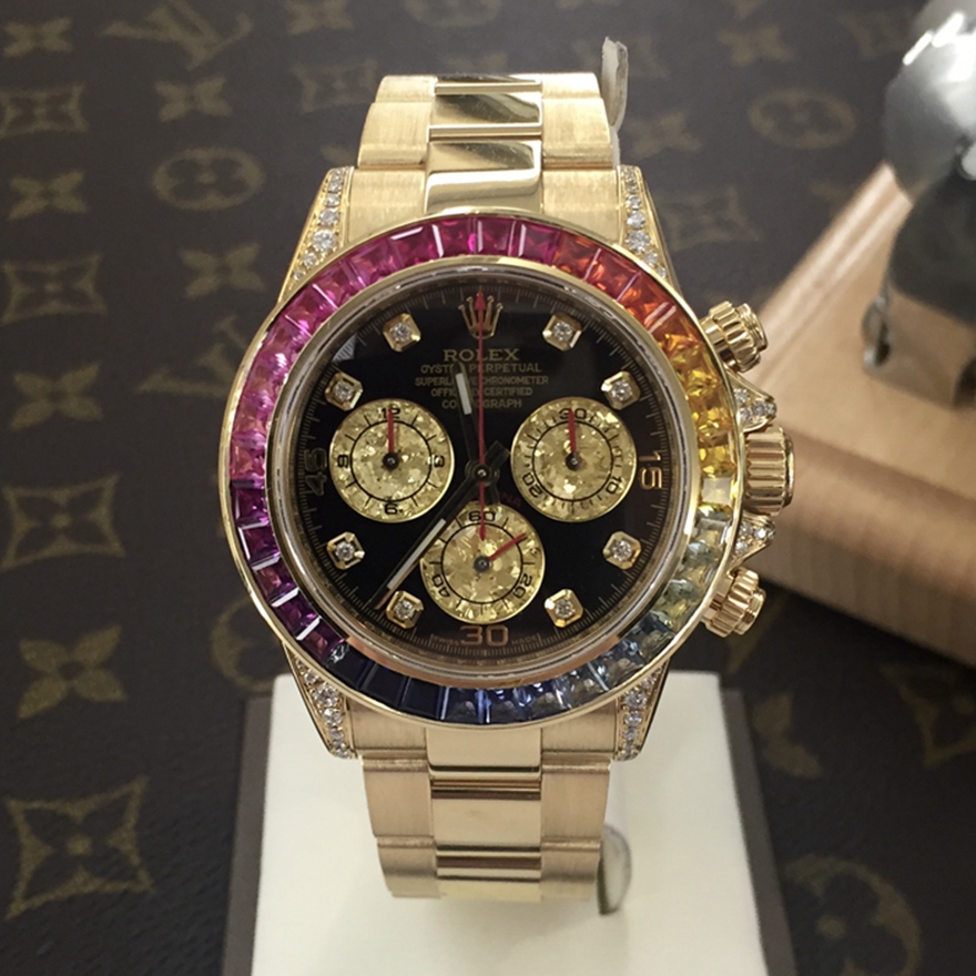 Rolex 劳力士 迪通拿系列，116528。40毫米表径，18K黄金后加钻彩虹圈，黑色表盘镶有钻石，镶托镶有钻石，中央时、分及秒针，小秒针设于6点位置，通过中央指针使定时器精准至1/8秒，30分钟和12小时计时盘分别设于3点和9点位置，秒针暂停功能以准确调校时间。蚝式三排链节表带，蚝式保险摺扣配5毫米易调链节伸展系统。旋入式精钢材质底盖，自产 4130型自动上链机械机芯。 单表无附件。