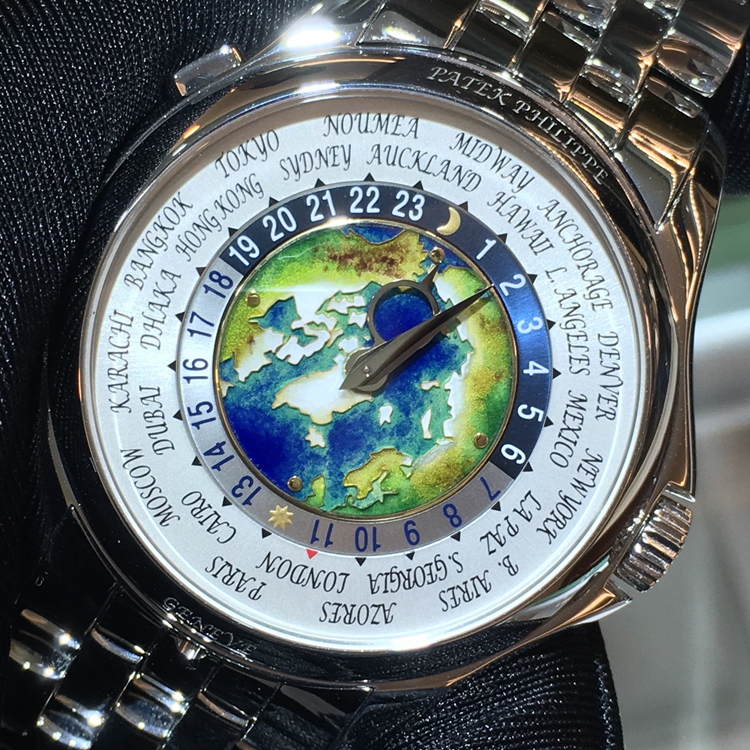 PATEK PHILIPPE 百达翡丽 复杂功能时计系列，5131/1P-001。39.5毫米表径，PT950铂金表壳，表盘中心为掐丝珐琅工艺制作的北极地图图案，世界时间，24个时间的24小时与昼/夜显示。240 HU自动上弦机械机芯，动力储备48小时，专柜定价：982100元。 未使用品单表附保卡。