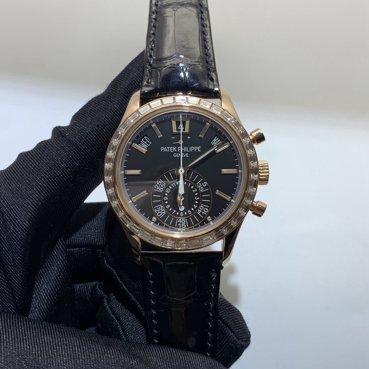 PATEK PHILIPPE 百达翡丽 复杂功能时计系列，5961R-010。40.5毫米表径，18K玫瑰金原钻表壳，乌木黑荧彩面盘，8枚长形钻石时标，星期显示、日期显示、月份显示、动力储备显示，计时功能，6 时位置设有 60 分钟和 12 小时单计时器。蓝宝石水晶透盖。Cal.CH 28-520 IRM QA 24H自动上弦机械机芯，动力储备55小时。专柜定价：979400元。 单表无附件。