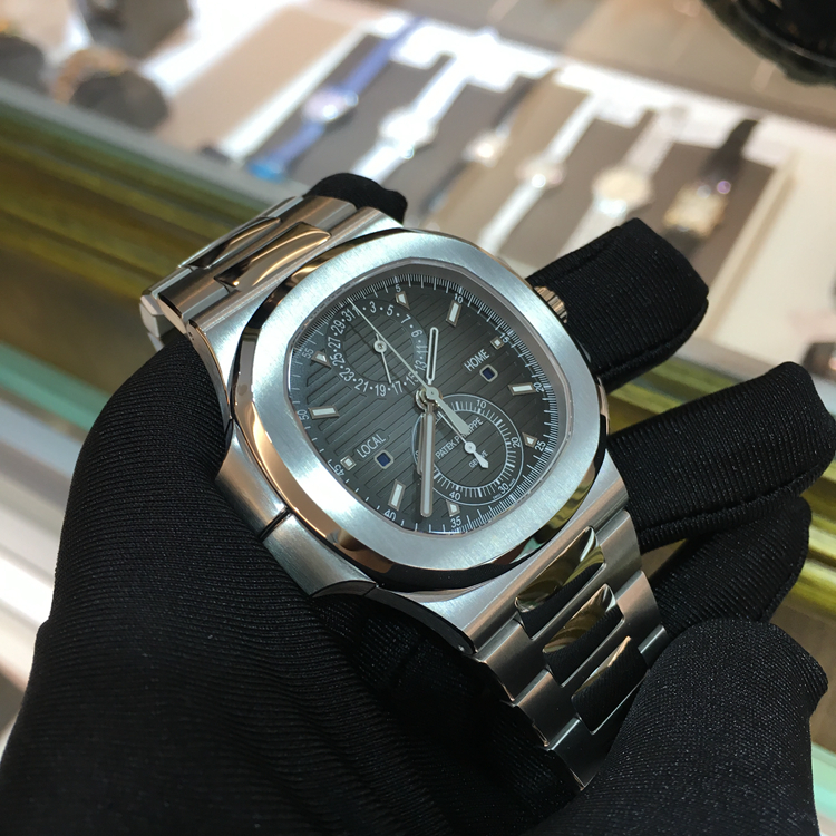 PATEK PHILIPPE 百达翡丽 NAUTILUS 运动系列，5990/1A-001。精钢表壳，黑色渐变表盘，覆荧光涂层金质立体时标，中心大秒针，当地与原居地双时区时间显示，视窗式‘LOCAL’（本地）和‘HOME’（原居地）昼/夜显示。不锈钢链带，配有Nautilus折叠式表扣，旋入式表冠，蓝宝石水晶透盖。自产CH 28-520 C FUS 自动上弦机械机芯，动力储备45-55小时。专柜定价：401400元。 单表附保卡。