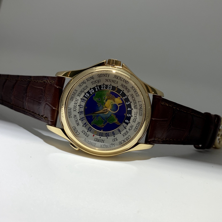 PATEK PHILIPPE百达翡丽 复杂功能时计系列，5131J。39.5毫米表径，18K黄金表壳，24 个时区的 24 小时与昼/夜显示。掐丝珐琅面地图世界时，Cal.240 HU自动上弦机械机芯，动力储备48小时。专柜定价：541800元。 单表附保卡。