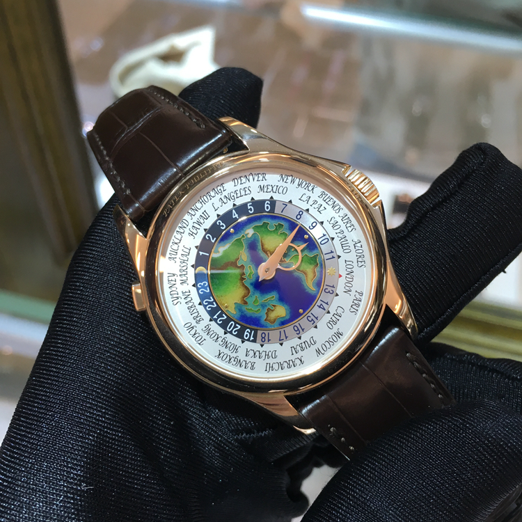 PATEK PHILIPPE 百达翡丽 复杂功能时计系列，5131R-010。39.5毫米表径，18K玫瑰金表壳，表盘中心装饰掐丝珐琅图案，世界时间，24个时区的24小时与昼/夜显示，240 HU自动上弦机械机芯，动力储备48小时。 单表附保卡。