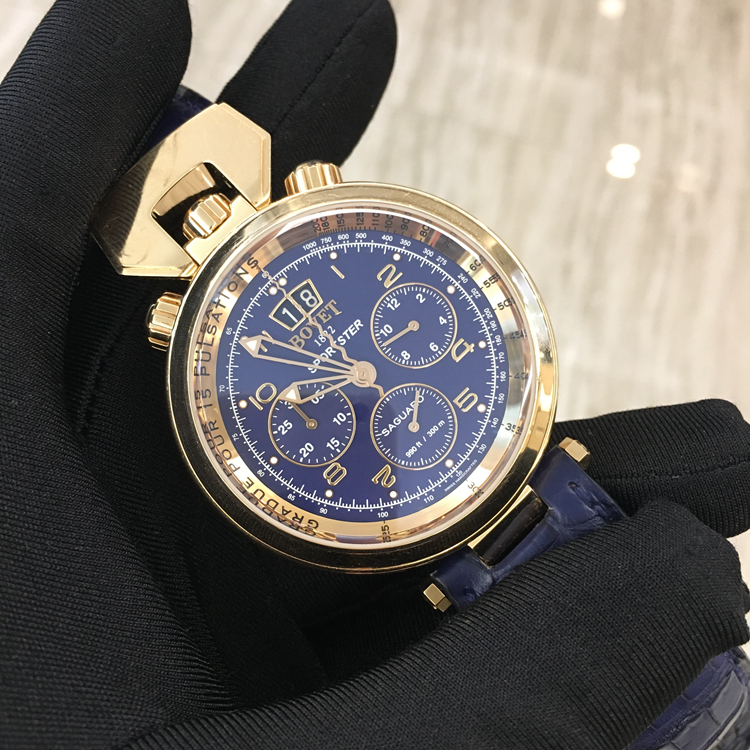 播威 Bovet，一个早在清代就进入中国的高端瑞士钟表品牌，深的皇室及贵族的宠爱，与中国有着不解之缘。18K玫瑰金自动机械机芯，45毫米表径，蓝面计时功能，日历显示，标志性“蛇形计时针”。 单表无附件。