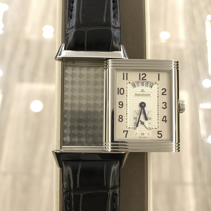 Jaeger-LeCoultre 积家 Reservo 翻转腕表系列，Q3748421。48.5x29.5毫米表径，精钢表壳，两个表盘分别显示两个不同的时间。正面显示标准时间，并设有小秒针于6点位置和12点位设日期窗口，表盘外侧饰以垂直雕纹、中间以巴黎钉饰纹修饰。背面显示第二时区时间，并设有昼／夜指示功能。手动上弦机械机芯，动力储备48小时。专柜定价：72500元。 单表无附件。