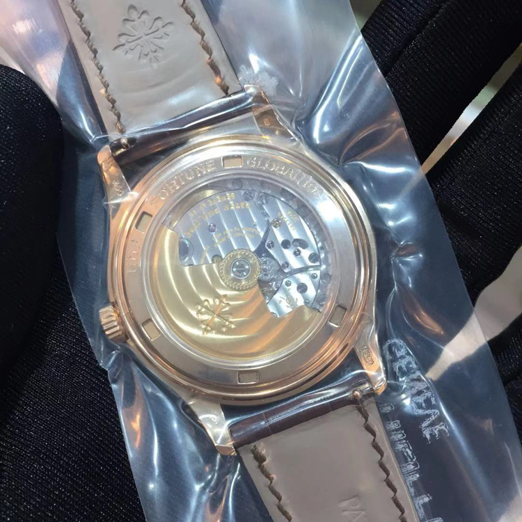 PATEK PHILIPPE 百达翡丽 复杂功能时计系列，5146R。39毫米表径，18K玫瑰金表壳，米黄色面盘，金质立体时标和字块，中心大秒针。年历功能，指针式星期和月份显示、动力储存显示，视窗式日期显示、月相显示。Cal.324 S IRM QA LU自动上弦机械机芯，动力储备45小时，专柜定价：303000元。 未使用品全套附件齐全。