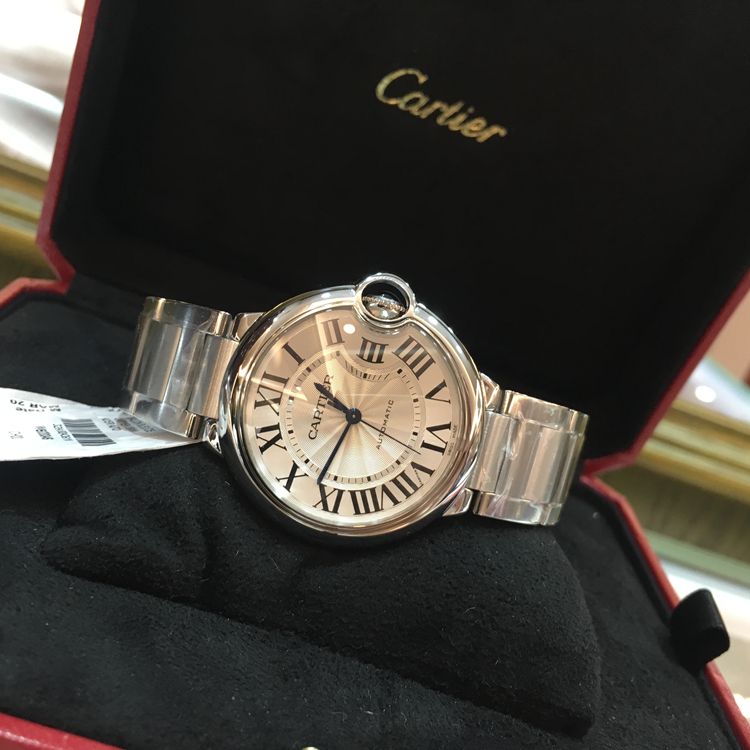 Cartier 卡地亚 Ballon Bleu 蓝气球系列，W6920046。36.6毫米表径，精钢表壳，镀银面盘，罗马数字时标，Cal.076自动上弦机械机芯，专柜定价：45400 元。 未使用品全套附件齐全。