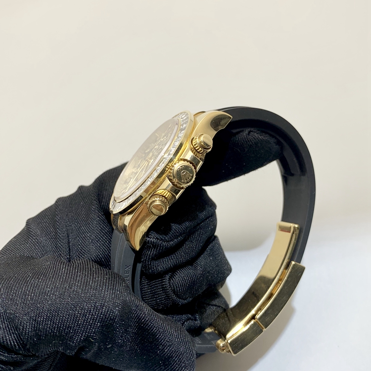 Rolex 劳力士 宇宙计型迪通拿系列，116518 后加钻。40毫米表径，18K黄金表壳，计时功能，自动上弦机械机芯。 单表无附件。