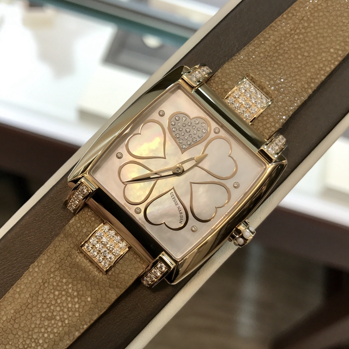 Ulysse Nardin 雅典 奇想系列，136-91/HEART V2。34x35毫米表径，18K玫瑰金表壳，贝母面盘金质心型装饰，自动上弦机械机芯。专柜定价：255000元。 未使用品全套附件齐全。