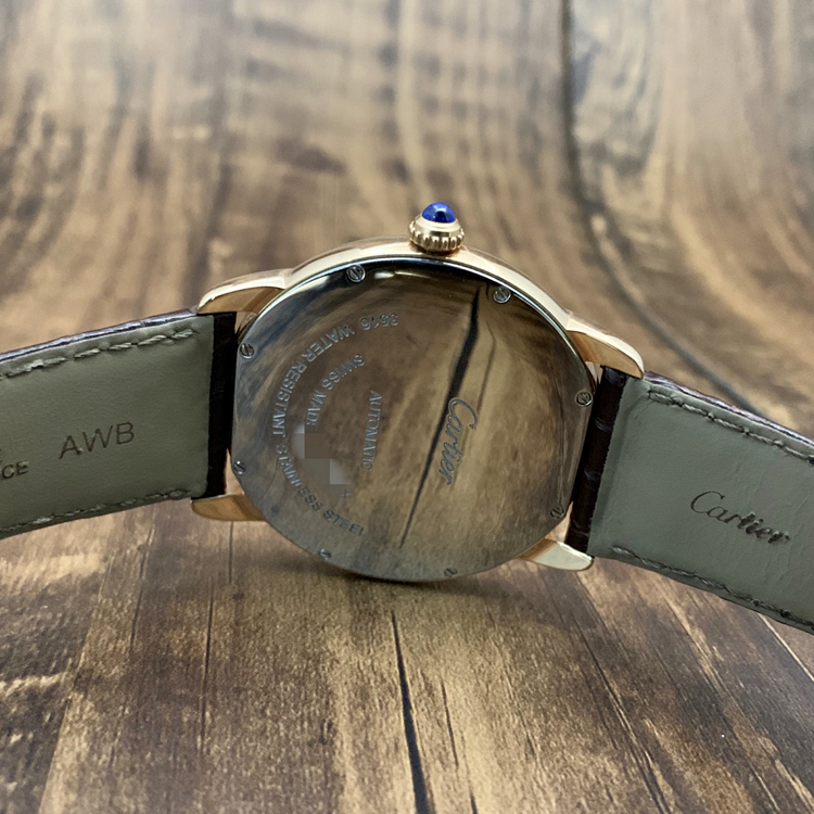 CARTIER 卡地亚 ROTONDE DE CARTIER系列，W6701009。42毫米表径，18K玫瑰金后加钻表壳，银白色面盘，3点位置日期显示，罗马数字时标，自动上弦机械机芯。 单表无附件。