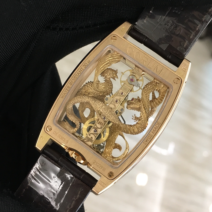 CORUM 昆仑 CORUM BRIDGE 昆仑桥系列，B113/02615。31x51毫米表径，18K玫瑰金表壳。全镂空酒桶型面盘，手动上弦机械机芯，动力储备40小时。 单表无附件。