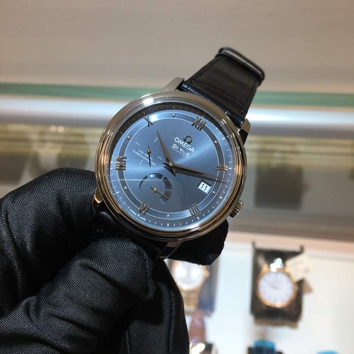 Omega 欧米茄 碟飞系列，424.13.40.21.03.002。39.5毫米表径，精钢表壳，镀铹面盘，3点位置日期显示，6点位置动力储备显示，自动上弦机械机芯，动力储备48小时。未使用品全套附件齐全。 专柜定价：35500元。