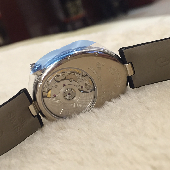 Breguet 宝玑 Reine de Naples 那不勒斯皇后系列，8918BB/58/864/D00D。18K白金鹅卵形表壳，36.5 x 28.45毫米表径。表壳外缘饰有钱币纹。表圈和表壳周围镶嵌117颗明亮式切割钻石（约0.99克拉）。表冠处镶有一颗梨形钻石（约0.26克拉）。蓝宝石水晶底盖。表盘为大溪地天然白色珍珠母贝，采用玑镂刻花处理。具有独立编号与Breguet隐形签名。偏心刻度环位于6点位置，采用宝玑阿拉伯数字时符。6点位镶嵌梨形钻石（约0.09克拉）。经典的蓝钢宝玑指针。金质折叠表扣，镶嵌26颗明亮式切割钻石（约0.12克拉）。537/3自动上链机芯，动力储备45小时。