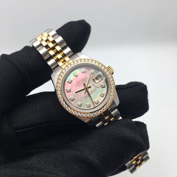 Rolex 劳力士 女装日志型系列，179383。26毫米表径，18K黄金/精钢原钻表壳，黑色珍珠母贝面盘，钻石时标，防反光凸透式放大（2.5倍）日历窗，Cal.2235自动上弦机械机芯，动力储备48小时。专柜定价：141800元。 全套附近齐全。