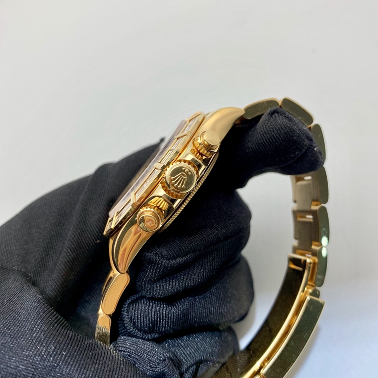 Rolex 劳力士 宇宙计型迪通拿系列，116568。40毫米表径，18K黄金方形原钻表壳，珍珠贝母面盘，刻度8颗大方砖，6点位置小秒针显示，30分钟和12小时计时分别设于3点和9点位置，蓝宝石水晶玻璃表镜，自动上弦机械机芯。 单表无附件。