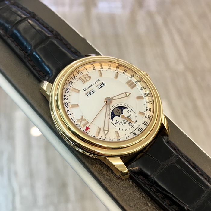 Blancpain 宝珀，2763-3642-53。18K玫瑰金表壳，白色面盘，指针式日期显示，6点位置月相显示，12点位置分别为星期与月份显示。自动上弦机械机芯，专柜定价：165750元。 单表无附件。