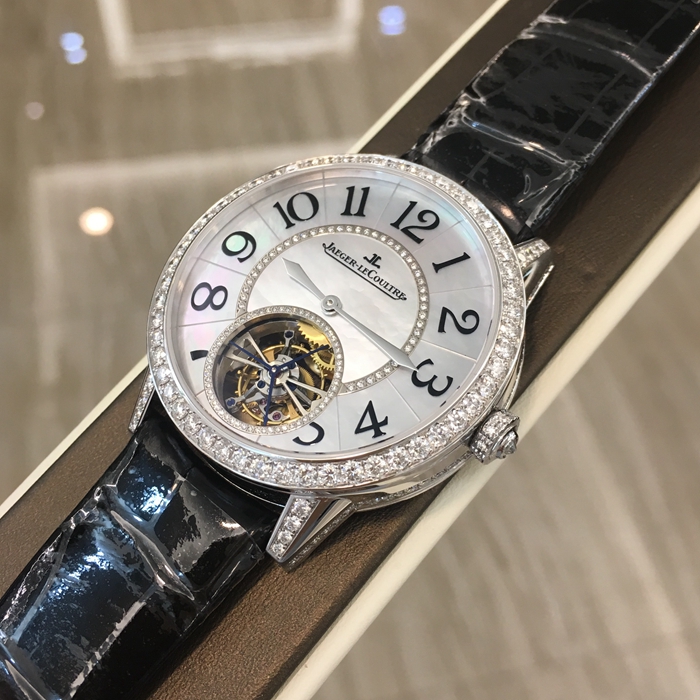 Jaeger-LeCoultre 积家 约会系列，3413403。39毫米表径，18K白金原镶钻，贝母面表盘，6点位置陀飞轮装置。自动上弦机械机芯，动力储备48小时。专柜定价：650000元。 全套附件齐全。