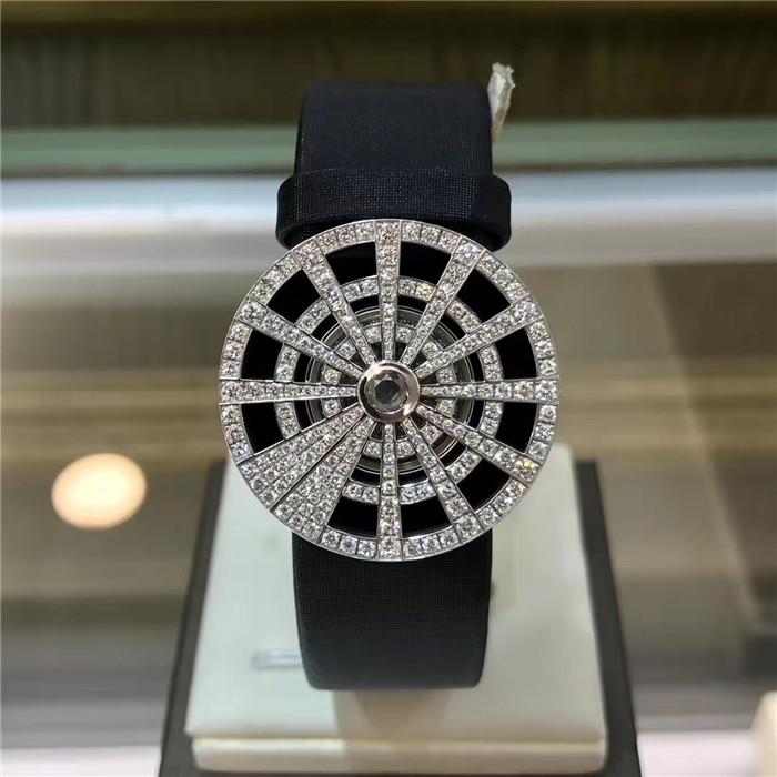 PIAGET 伯爵 LIMELIGHT高级珠宝系列腕表，G0A33186。30毫米表径，钻石满天星盘面， 精准石英机芯， 旋转式钻石白金镂空表盖， 配套珠宝系列项链。