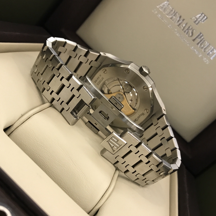 Audermars Piguet 爱彼 皇家橡树系列，15400ST.OO.1220ST.01。41毫米表径，精钢表壳搭配经反炫光处理的蓝宝石水晶玻璃镜面和底盖及旋入式表冠。黑色表盘镌刻Grande Tapisserie 大格纹装饰图案，搭配白金荧光立体时标和皇家橡树指针。自动上弦机械机芯，动力储备60小时。专柜定价：133000元。 全套附件齐全。