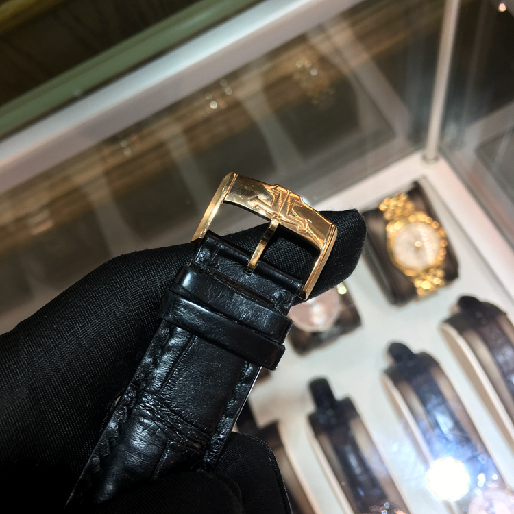 Jaeger-LeCoultre 积家 双翼系列，Q6042520。42毫米表径，18K玫瑰金表壳，银色面盘，9点位置为月相显示，指针式日期显示，Cal.381手动上弦机械机芯，动力储备50小时。专柜定价：321000元。 单表无附件。