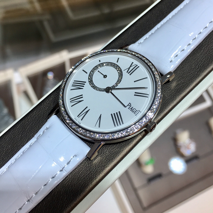 PIAGET 伯爵 ALTIPLANO系列，G0A36106。34毫米表径，18K白金表壳，镶衬72颗圆形美钻（约0.5克拉）。白色表盘镶衬一排28颗圆形美钻（约0.1克拉），设有小秒针计时盘。搭载伯爵制450P超薄手动上链机械机芯。备有小秒针。动力储备43小时。专柜定价：200900元。 全套附件齐全。