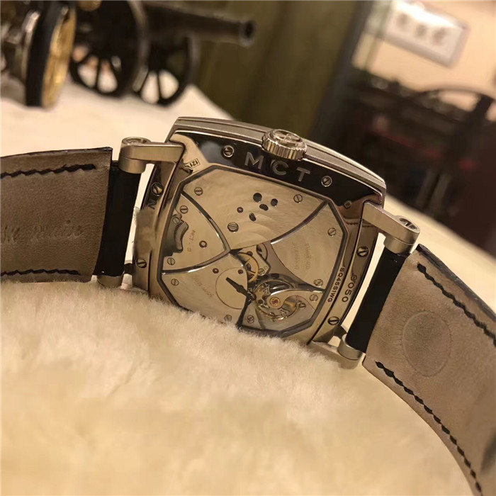 MCT	Sequential One系列，SQ 45 S100 WG BL。顶级独立制表人品牌，神奇的百叶窗，45×45毫米表径，白金表壳，QF印记。手动上弦机械机芯，动力储备36小时。专柜定价：895000元。