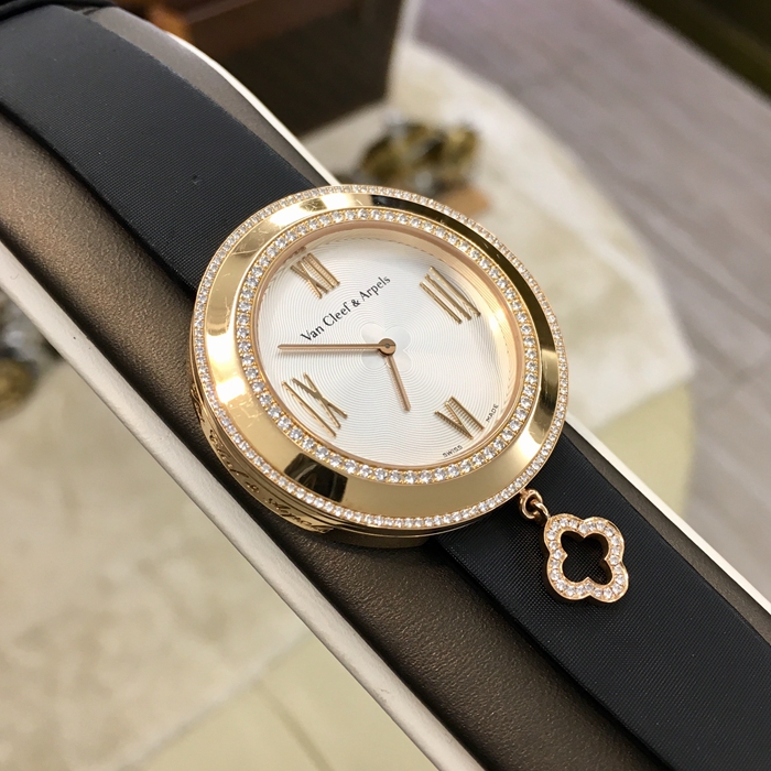 Van Cleef & Arpels 梵克雅宝 CHARMS系列，VCARM95100。38毫米表径，18K玫瑰金镶钻表壳，白色面盘，罗马数字时标，精准石英机芯。专柜定价：190000元。 单表无附件。
