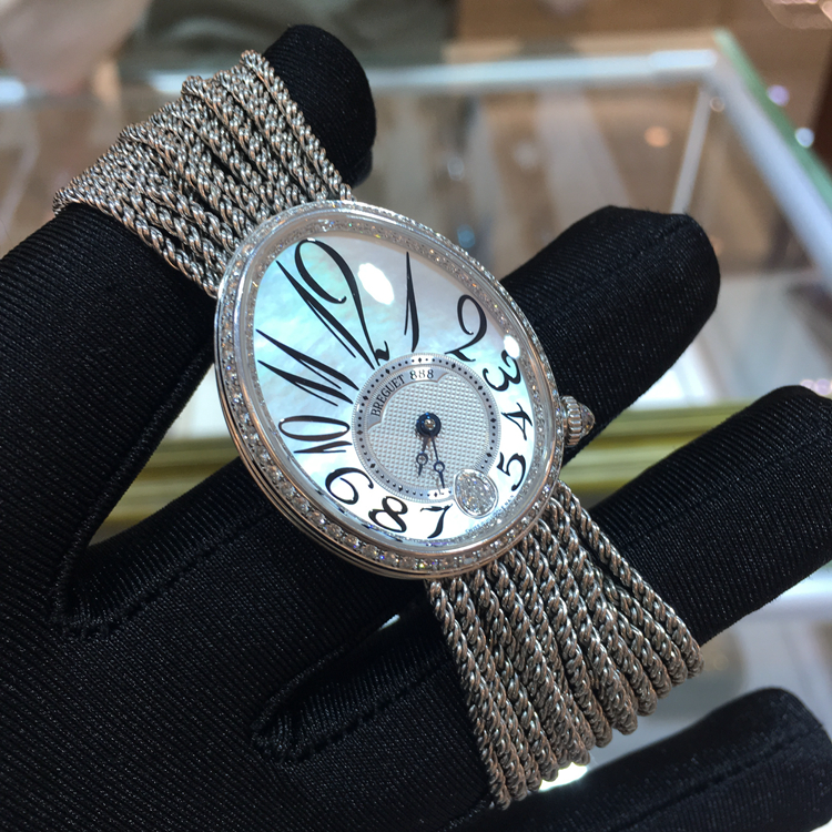 Breguet 宝玑 Reine de Naples 那不勒斯皇后系列，8918BB/58/J39/D00D。36.5x28.45毫米表径，18K白金原钻表壳，镀银金面盘，局部缀以白色天然贝母，Cal.537/3自动上弦机械机芯，专柜定价：439300元。 单表附保卡。