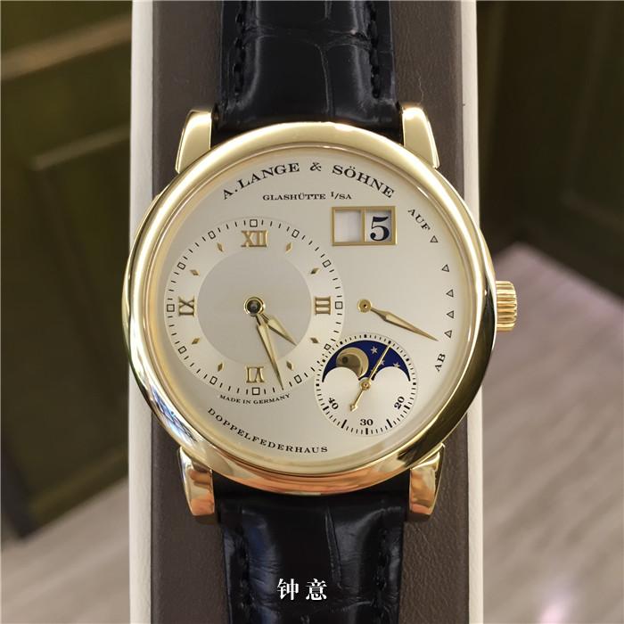 A. Lange & Sohne 朗格 LANGE 1 系列，?109.021。38.5毫米表径，18K黄金表壳，?银白色面盘，双窗大日历，月相盈亏，动力储存显示。?手动上弦机械机芯，动力储备72小时。 单表无附件。