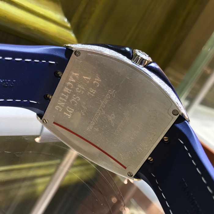 FRANCK MULLER 法兰克穆勒，YACHTING系列，V45。44X53.7毫米表径。精钢镶钻表壳，深蓝色酒桶型表盘，六点位置日期显示，蓝宝石水晶玻璃表镜，自动上弦机械机芯。 全套附件齐全。