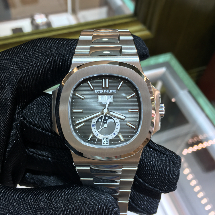 PATEK PHILIPPE 百达翡丽 NAUTILUS 运动系列，5726/1A-001。40.5毫米表径，精钢表壳，黑色渐变表盘，覆荧光涂层金质立体时标，3点位置视窗式日期显示、月相显示，12点位置星期、月份显示，不锈钢链带，配有nautilus折叠式表扣，旋入式表冠，324 S QA LU 24H/303自动上弦机械机芯，动力储备45小时。专柜定价：333100元。 未使用品全套附件齐全。