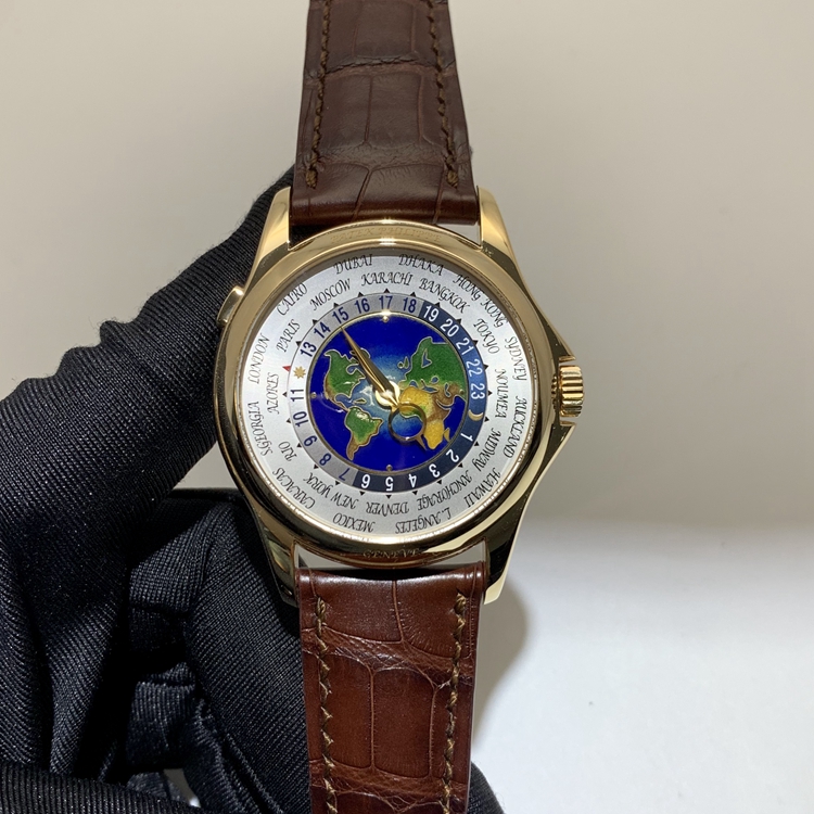 PATEK PHILIPPE百达翡丽 复杂功能时计系列，5131J。39.5毫米表径，18K黄金表壳，24 个时区的 24 小时与昼/夜显示。掐丝珐琅面地图世界时，Cal.240 HU自动上弦机械机芯，动力储备48小时。专柜定价：541800元。 单表附保卡。