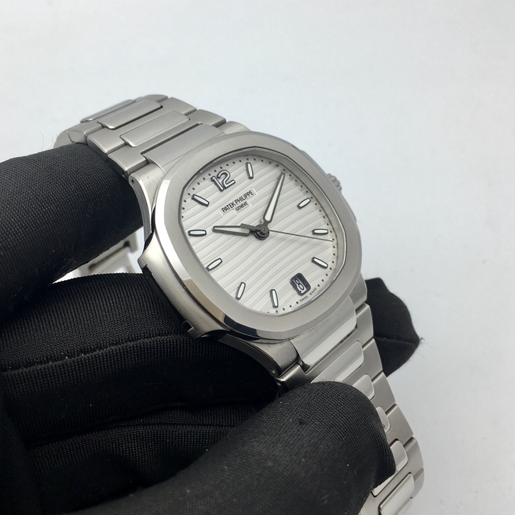 PATEK PHILIPPE 百达翡丽 NAUTILUS 运动系列，7118/1A-010。35.2毫米表径，精钢表壳，银白色表盘，覆荧光涂层的金质立体时标，6点位置日期显示，Cal.324 S C自动上弦机械机芯，动力储备45小时。专柜定价：181800元。 全套附件齐全。PATEK PHILIPPE 百达翡丽 NAUTILUS 运动系列，7118/1A-010。35.2毫米表径，精钢表壳，银白色表盘，覆荧光涂层的金质立体时标，6点位置日期显示，Cal.324 S C自动上弦机械机芯，动力储备45小时。专柜定价：181800元。 全套附件齐全。