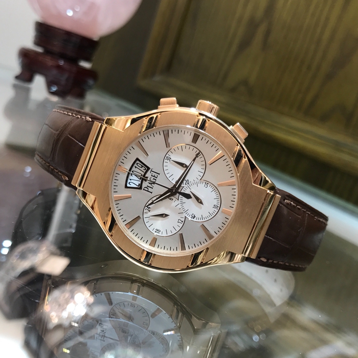 PIAGET 伯爵 POLO系列，G0A32039。43毫米表径，18K玫瑰金表壳，白色面盘，大日历显示，双时区功能、计时功能自动上弦机械机芯，动力储备50小时。专柜定价：281450元。 单表无附件。