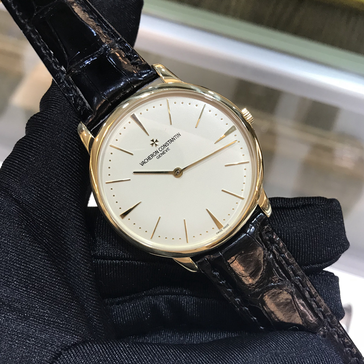 Vacheron Constantin 江诗丹顿 传承系列，81180/000J-9118。40毫米表径，18K黄金表壳，银白色面盘，Cal.1400手动上弦机械机芯，动力储备40小时，专柜定价：145000元。 单表无附件。