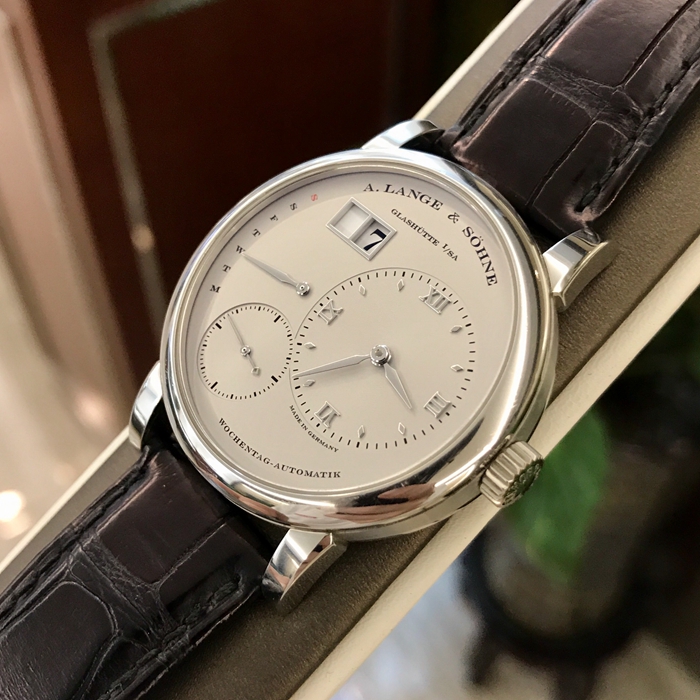 A. Lange & Sohne 朗格 LANGE 1 系列，320.025。39.5毫米表径。PT950铂金表壳，银灰色表盘，经典偏心表盘小三针。9点位置指针式星期显示，视窗式大日期显示，自动上弦机械机芯，动力储备50小时。 单表无附件。