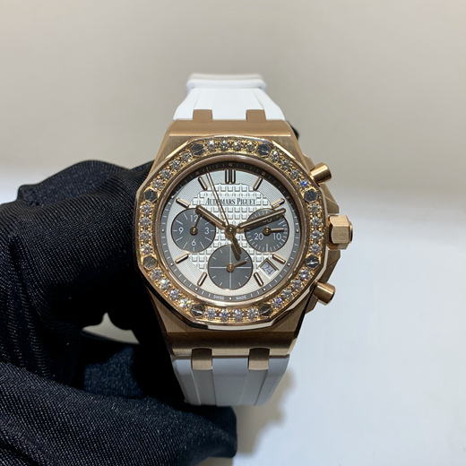 Audermars Piguet 爱彼 皇家橡树离岸型系列，26231OR.ZZ.D003CA.01。37毫米表径，18k玫瑰金?表壳，镶嵌32颗明亮形切割美钻，总重约 1.02克拉，银色表盘镌刻“Lady Tapisserie”格纹装饰，搭配灰钌色副表盘，灰钌色外表盘，玫瑰金荧光立体时标和皇家橡树指针，Cal.2385自动上弦机械机芯，动力储备40小时。专柜定价：341000元。