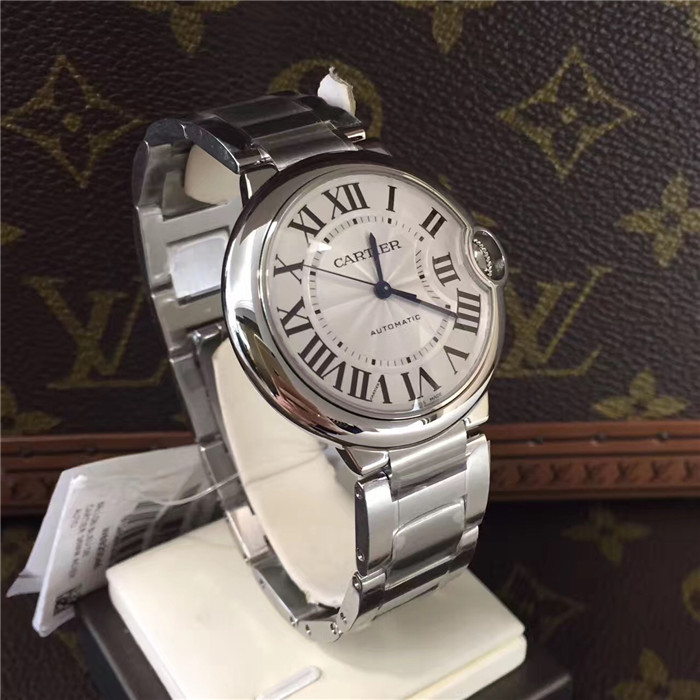 Cartier 卡地亚 Ballon Bleu 蓝气球系列，W6920046。36.6毫米表款，精钢表壳，凹槽式表冠，镶嵌一颗凸圆形合成尖晶石，镀银珠光扭索雕纹表盘，罗马数字时标，剑形蓝钢指针，蓝宝石水晶镜面，精钢表链。自动上链机械机芯。专柜定价45700元。 未使用品全套表膜标签都在，保卡17年5月份。?