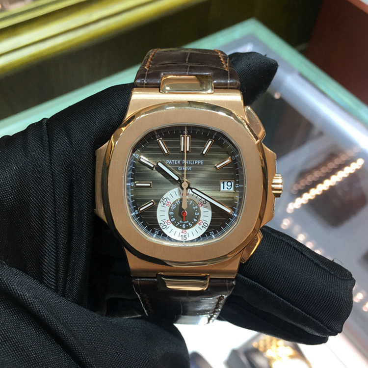 PATEK PHILIPPE 百达翡丽 NAUTILUS 运动系列，5980R-001。40.5毫米表径，18K玫瑰金表壳，深棕色面盘，18K玫瑰金棒状时标，3点位置视窗式日期显示，计时功能自动上弦机械机芯，动力储备55小时。专柜定价：450100元。 全套附件齐全。