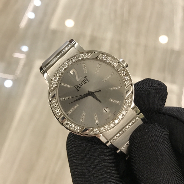 PIAGET 伯爵 POLO 系列，G0A26025。38毫米表径，18K白金表壳。银色表盘，镶钻刻度，6点位置日期显示。蓝宝石水晶玻璃表镜，自动上弦机械机芯。专柜定价：714800元。 全套附件齐全。
