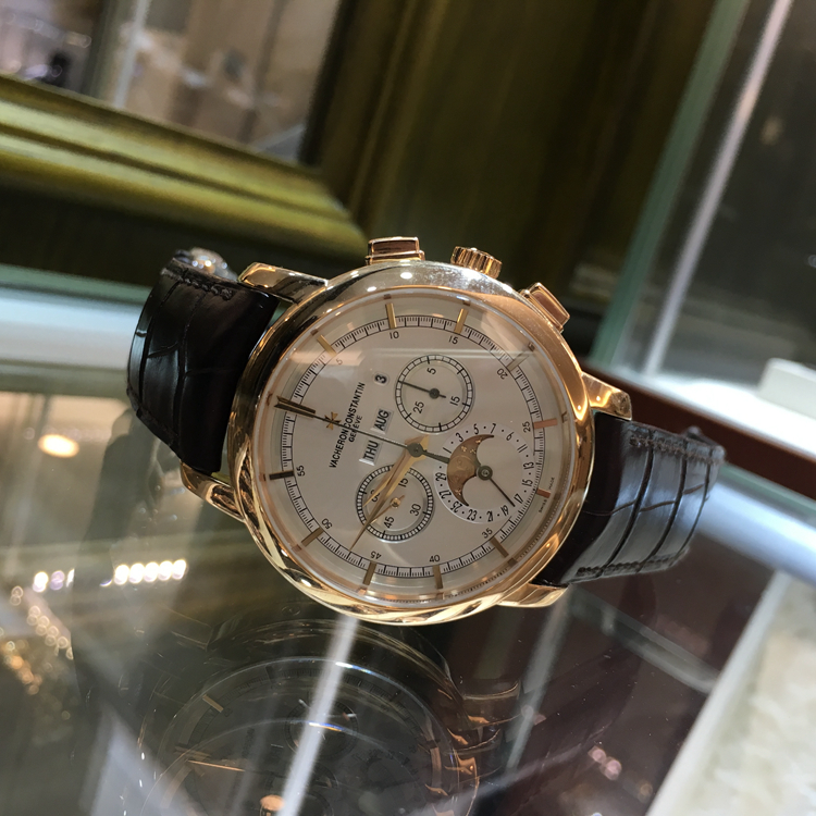 Vacheron Constantin 江诗丹顿 TRADTIONNELLE 传袭系列，47292/000R-9392。43毫米表径，18K玫瑰金表壳，白色面盘，月相显示、指针式日期显示、星期显示、月份显示，计时功能，Cal.1141QP手动上弦机械机芯，专柜定价：895000元。 全套附件齐全。