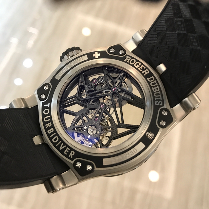 RogerDubuis 罗杰杜彼 历史系列，RDDBSE0185。48毫米表径，钛金属表壳。镂空表盘，蓝宝石水晶玻璃表镜。手动上弦机械机芯，动力储备60小时。 单表无附件。