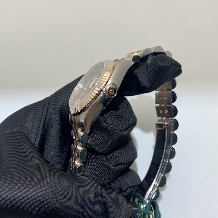 Rolex 劳力士 女装日志型系列，178271。31毫米表径，18K玫瑰金/精钢表壳，巧克力色镶有钻石面盘，罗马数字时标，3点位置防反光凸透式放大（2.5倍）日历窗，Cal.2235自动上弦机械机芯，动力储备48小时。专柜定价：90100元。 单表附保卡。