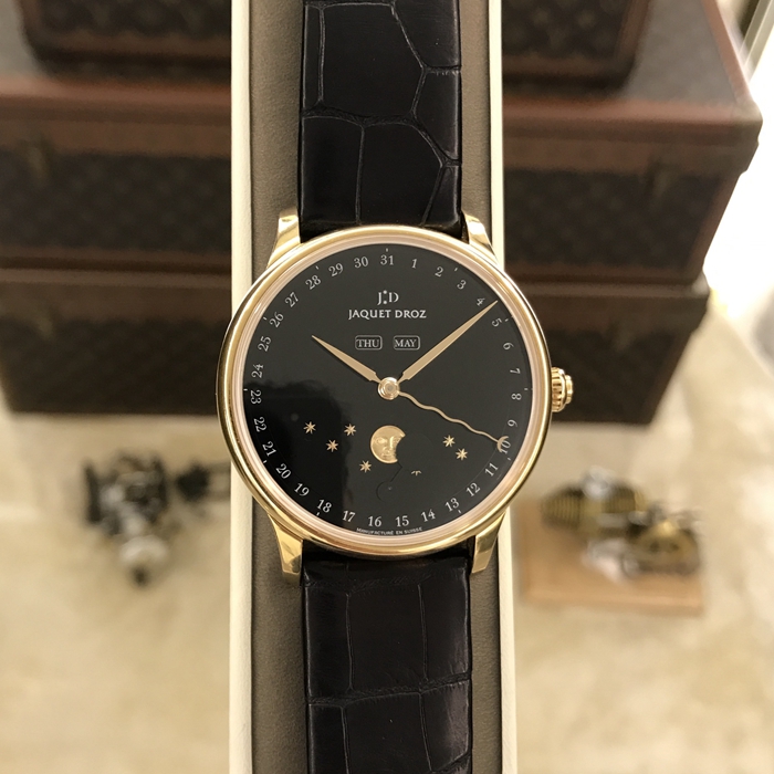 Jaquet Droz 雅克德罗 Asterale星辰系列，J012633202。43毫米表径，18k玫瑰金。黑色“Grand Feu”大明火珐琅表盘，8颗18K玫瑰金星星和1幅月亮镶饰。中央时针、分针和日期指针，12时位置设日期和月份视窗，6时位置设飞返式月相显示。22K白金摆陀，黑色“Grand Feu”大明火珐琅表盘 8颗18K红金星星和1幅月亮镶饰，Jaquet Droz 6553L2 自动上链机械机芯，双发条盒，动力储备68小时。专柜定价：250500元。