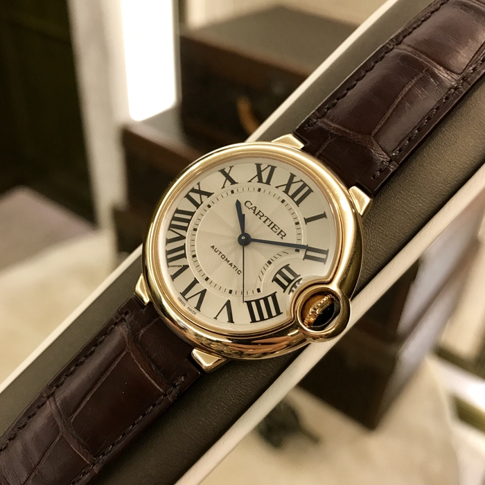 Cartier 卡地亚 Ballon Bleu 蓝气球系列，W6900456。36.6毫米表径，18K玫瑰金表壳，银白色面盘，罗马数字时标，自动上弦机械机芯。专柜定价：105000元。 单表无附件。