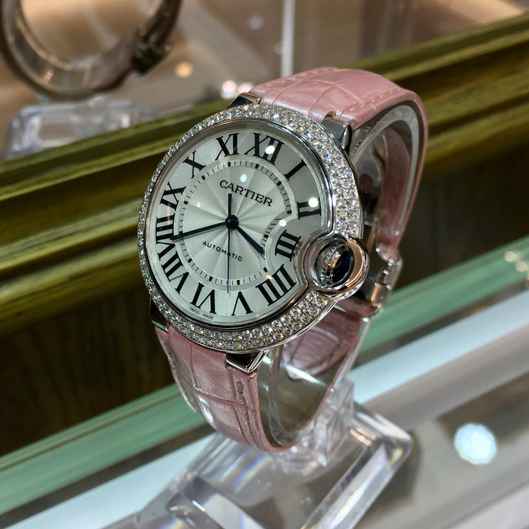 Cartier 卡地亚 Ballon Bleu 蓝气球系列，WE900651。36.6毫米表径，18K白金原钻表壳，镀银扭索雕纹面盘，罗马数字时标，Cal.076自动上弦机械机芯。专柜定价：276000元。 单表无附件。