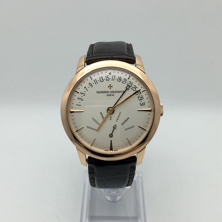 Vacheron Constantin 江诗丹顿 传承系列，86020/000R-9239。42.5毫米表径，18K玫瑰金表壳，银白色面盘，指针式日期、星期显示，Cal.2460R31 R7自动上弦机械机芯，动力储备40小时。专柜定价：339000元。 单表附保卡。