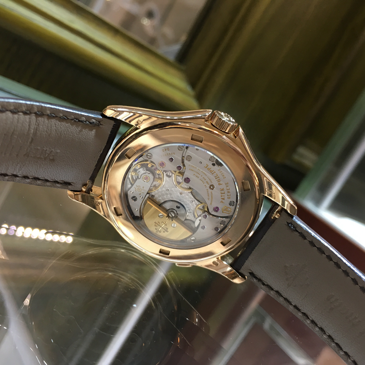 PATEK PHILIPPE 百达翡丽 复杂功能时计系列，5131R-010。39.5毫米表径，18K玫瑰金表壳，表盘中心装饰掐丝珐琅图案，世界时间，24个时区的24小时与昼/夜显示，240 HU自动上弦机械机芯，动力储备48小时。 单表附保卡。