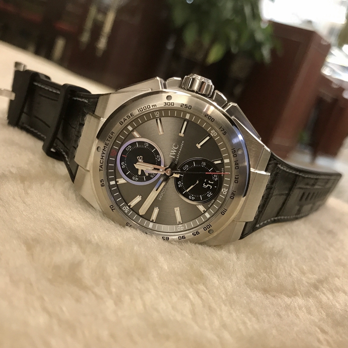 IWC 万国 工程师系列，IW378507。专业赛车手特别版。45毫米表径，精钢表壳，暗蓝灰色面盘，六点位置小秒针及日历显示，十二点位置12小时计时时针分针，双面防反光平面蓝宝石玻璃表镜，自动上弦机械机芯，动力储备68小时。专柜定价：85800元。 全套附件齐全。