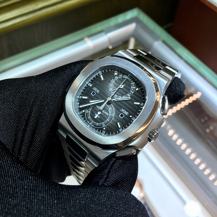 PATEK PHILIPPE 百达翡丽 NAUTILUS 运动系列，5990/1A-001。精钢表壳，黑色渐变表盘，覆荧光涂层金质立体时标，中心大秒针，当地与原居地双时区时间显示，视窗式‘LOCAL’（本地）和‘HOME’（原居地）昼/夜显示。不锈钢链带，配有Nautilus折叠式表扣，旋入式表冠，蓝宝石水晶透盖。自产CH 28-520 C FUS 自动上弦机械机芯，动力储备45-55小时。专柜定价：401400元。 单表附保卡。